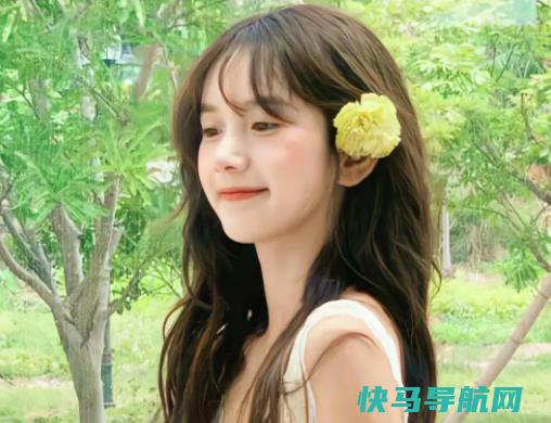 男生看电影的时候偷看你什么意思？看电影时男生突然牵我的手是喜欢我吗