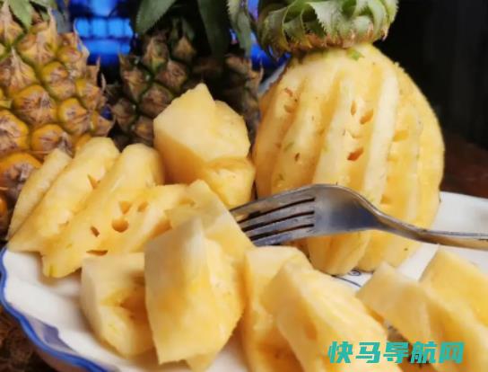 菠萝怎么泡盐水？菠萝不甜能放白糖一起吃吗