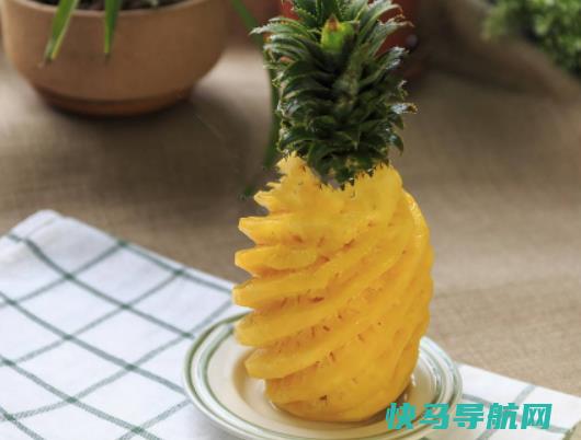 菠萝怎么泡盐水？菠萝不甜能放白糖一起吃吗